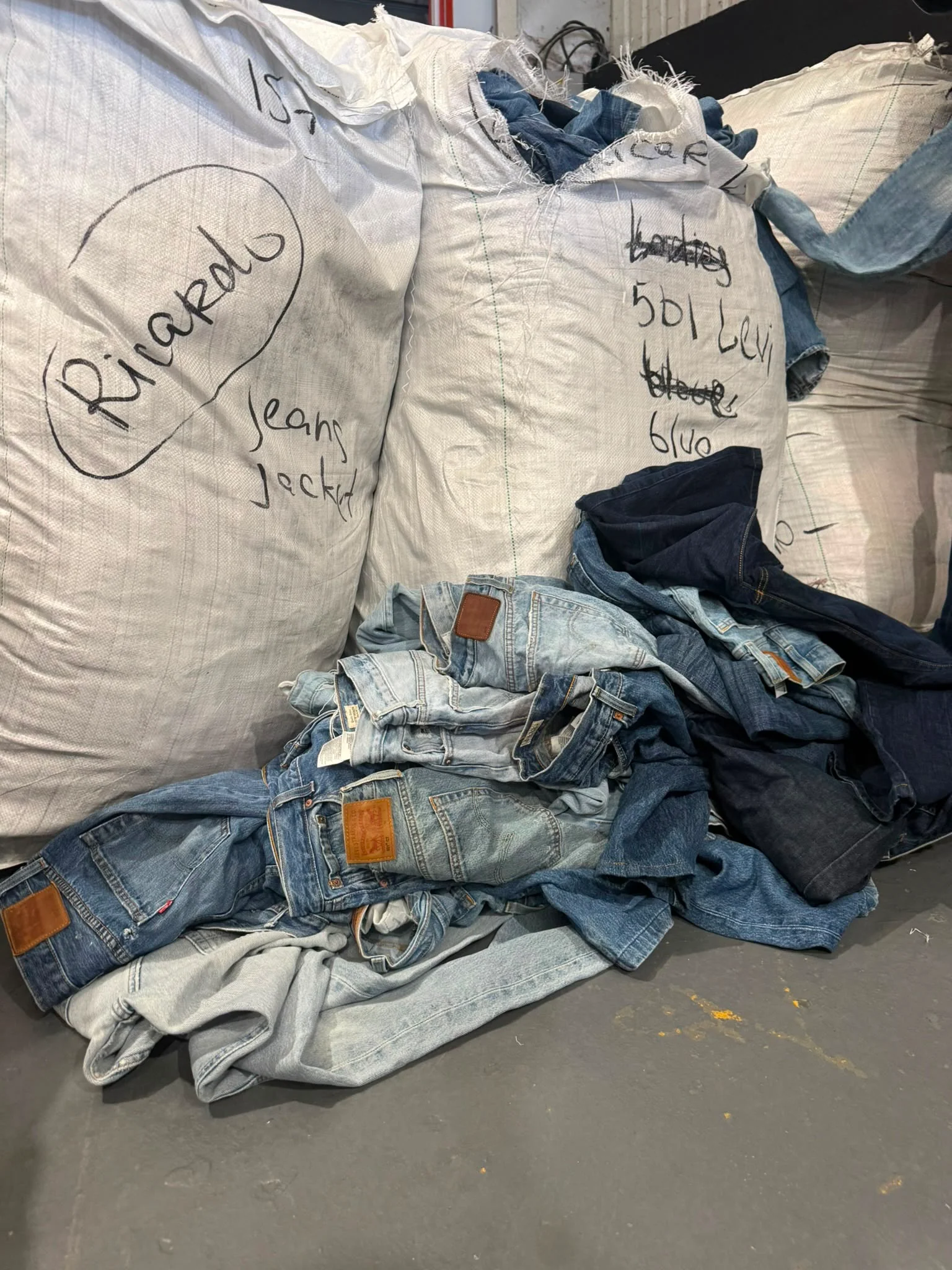 Vintage Wholesale Levis Blue Mix Series Grade A - Image 3